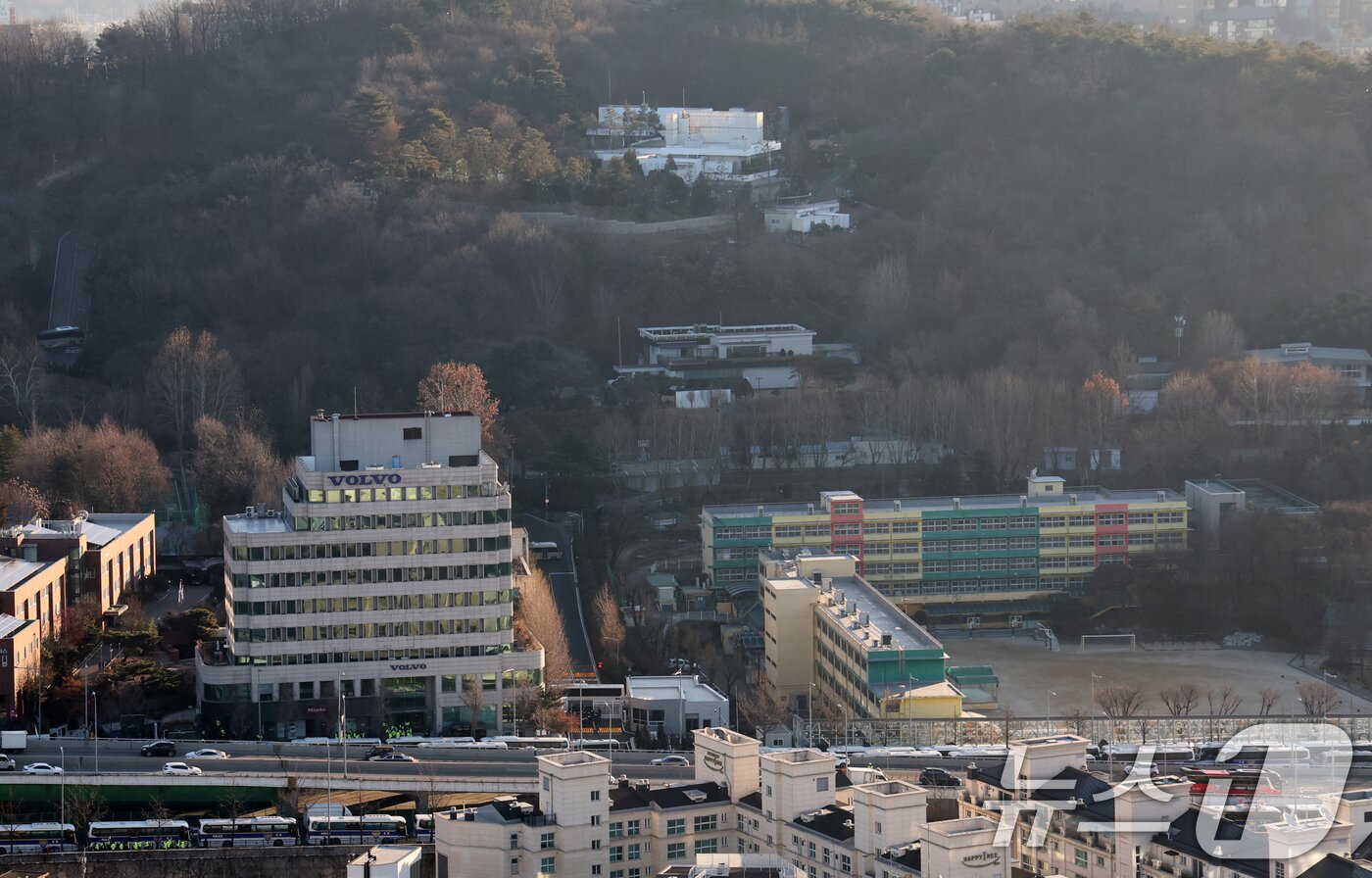 본문 이미지 - 윤석열 대통령에 대한 체포영장 집행에 나선 고위공직자범죄수사처가 3일 서울 용산구 한남동 대통령 관저에 진입한 가운데 경찰들이 관저 입구를 통제하고 있다. 2025.1.3/뉴스1 ⓒ News1 송원영 기자