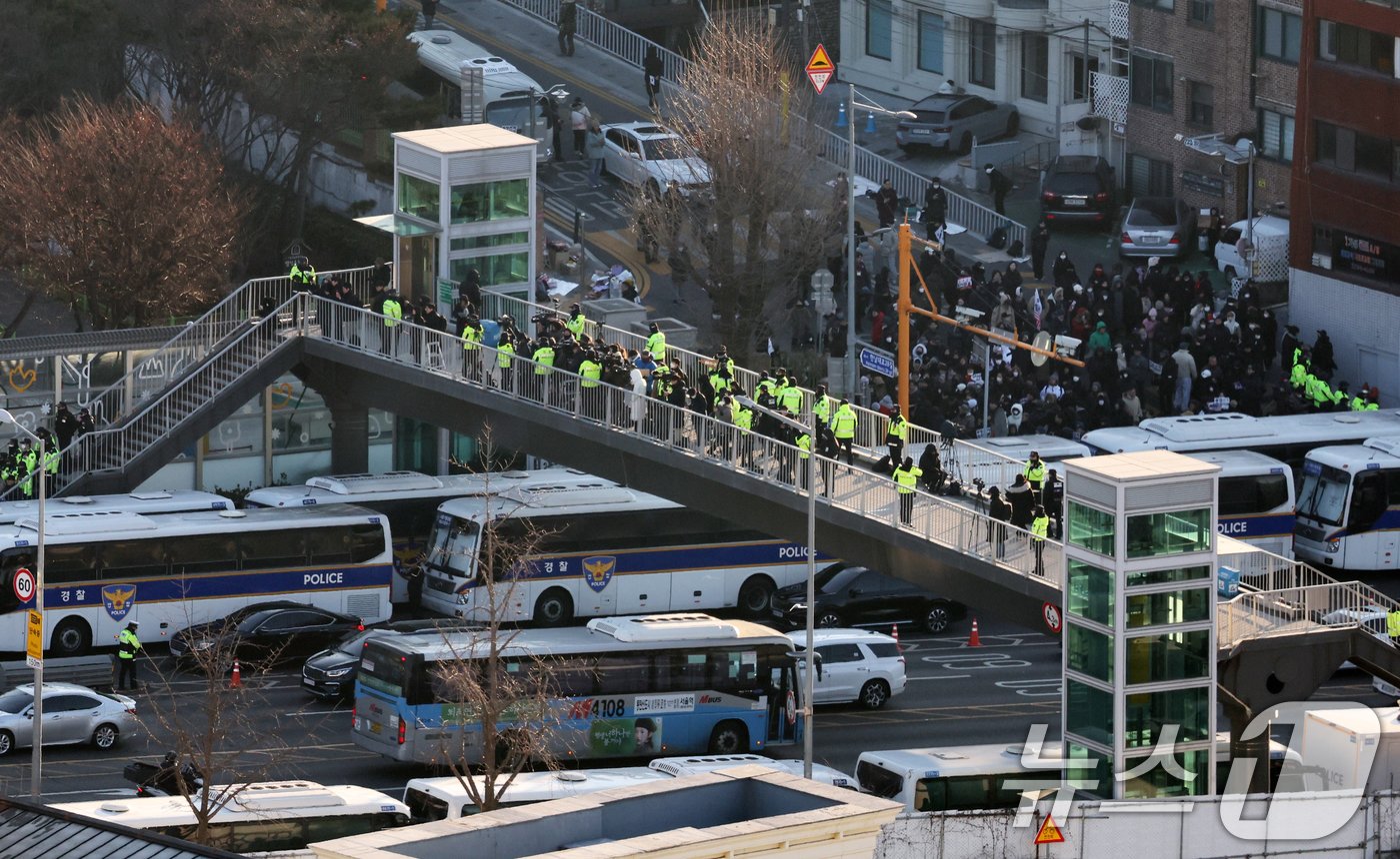 본문 이미지 - 윤석열 대통령에 대한 체포영장 집행에 나선 고위공직자범죄수사처가 3일 서울 용산구 한남동 대통령 관저에 진입한 가운데 경찰들이 관저 입구를 통제하고 있다. 2025.1.3/뉴스1 ⓒ News1 송원영 기자