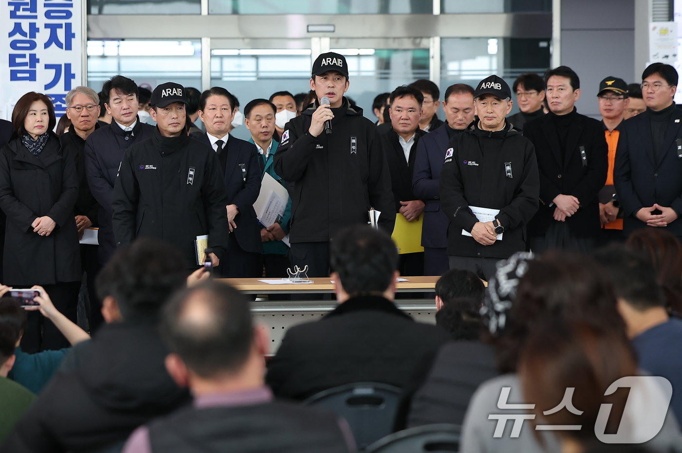 본문 이미지 - 이승열 항공철도사고조사위원회 조사단장이 3일 전남 무안군 무안국제공항에서 제주항공 여객기 참사 관련 브리핑을 하고 있다. 2025.1.3/뉴스1 ⓒ News1 김진환 기자