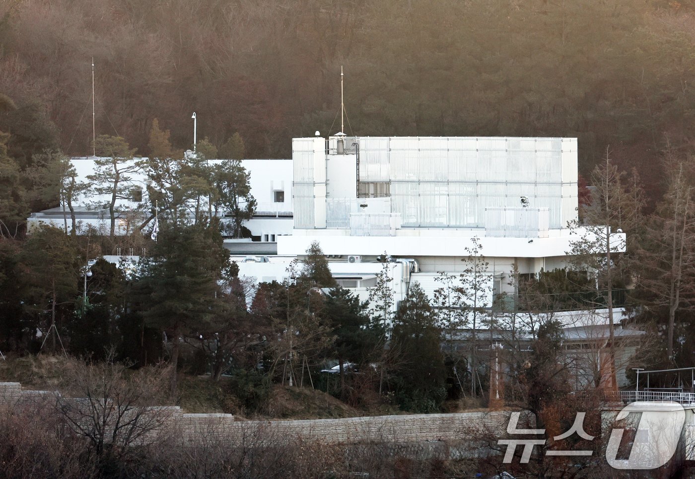 본문 이미지 - 윤석열 대통령에 대한 체포영장 집행에 나선 고위공직자범죄수사처 수사관들이 3일 서울 용산구 한남동 대통령 관저에 진입한 가운데 관저 일대가 적막감에 휩싸여 있다. 2025.1.3/뉴스1 ⓒ News1 송원영 기자