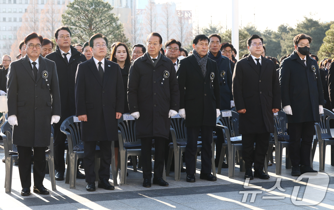 (서울=뉴스1) 김민지 기자 = 우원식 국회의장을 비롯한 여야 지도부가 3일 오전 서울 여의도 국회에서 열린 고 김수한 전 국회의장 영결식에 참석해 자리하고 있다.왼쪽부터 우 의장 …