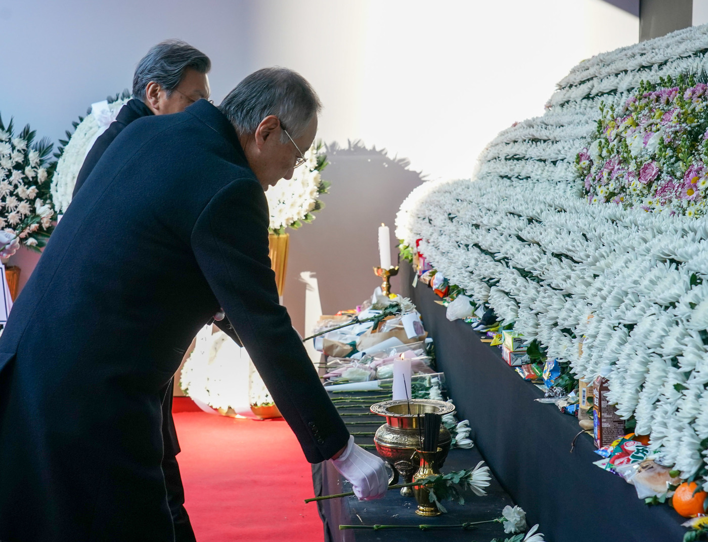 (서울=뉴스1) 금준혁 기자 = 한국경제인협회는 3일 류진 한경협 회장을 비롯한 임직원이 서울시청 본관 앞에 마련된 \'제주항공 여객기 사고 희생자 합동 분향소\'를 방문해 조의를 …