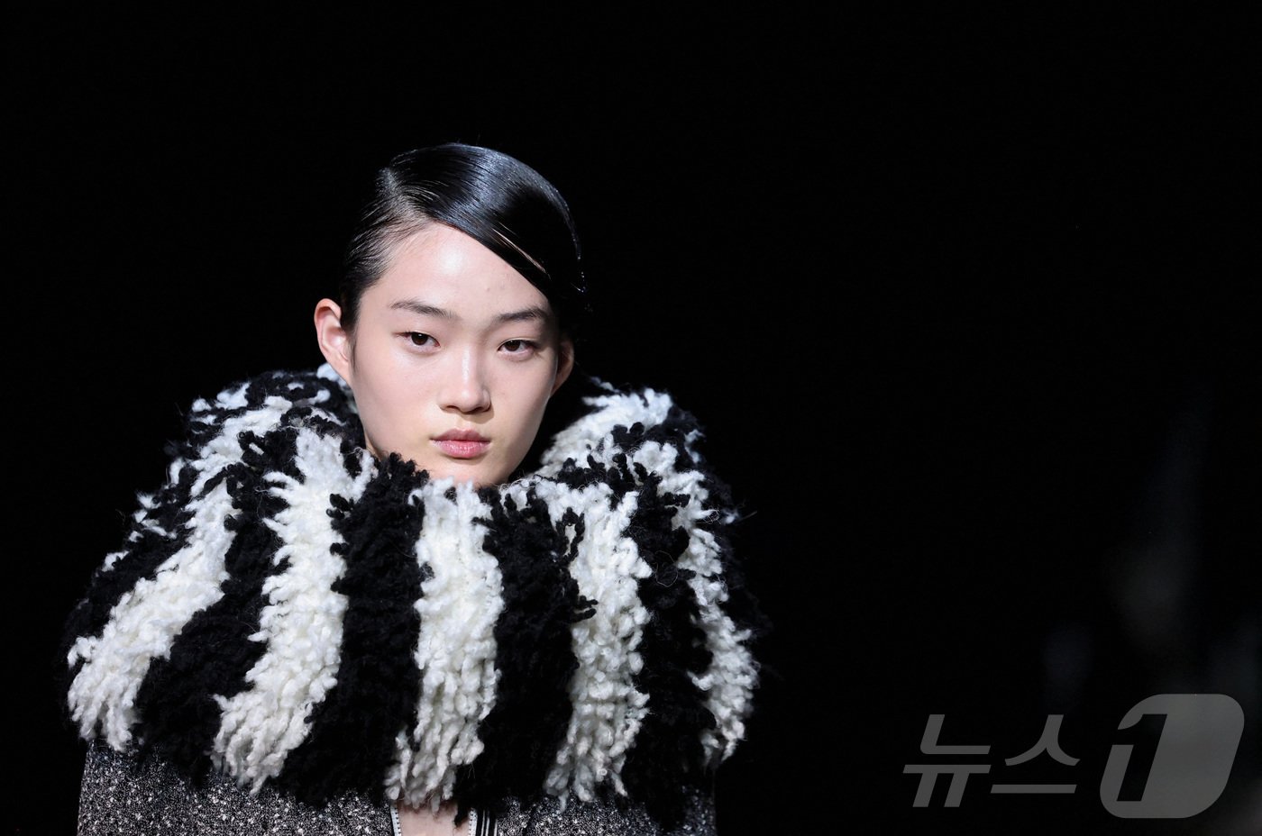 본문 이미지 - 이탈리아 밀라노에서 한국 모델 신현지가 미쏘니 2024 FW 의상을 선보이고 있다. 2024.02.24/ ⓒ 로이터=뉴스1 ⓒ News1 권진영 기자