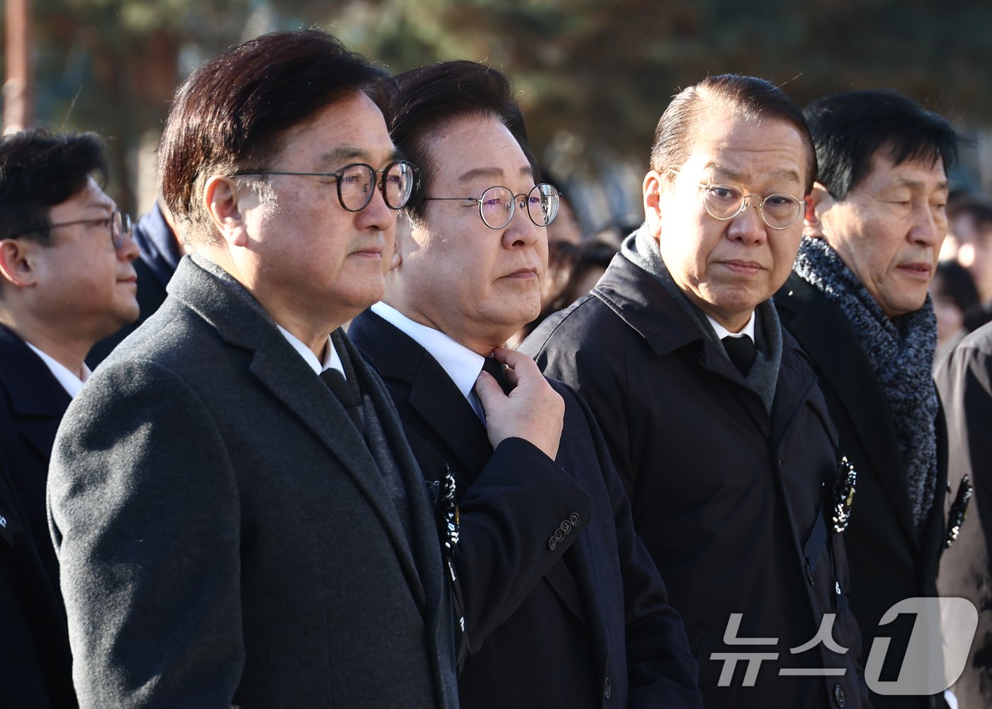 본문 이미지 - 우원식 국회의장(앞줄 왼쪽부터), 이재명 더불어민주당 대표, 권영세 국민으힘 비상대책위원장이 3일 오전 서울 여의도 국회에서 열린 고 김수한 전 국회의장 영결식에 참석해 자리하고 있다. 2025.1.3/뉴스1 ⓒ News1 김민지 기자