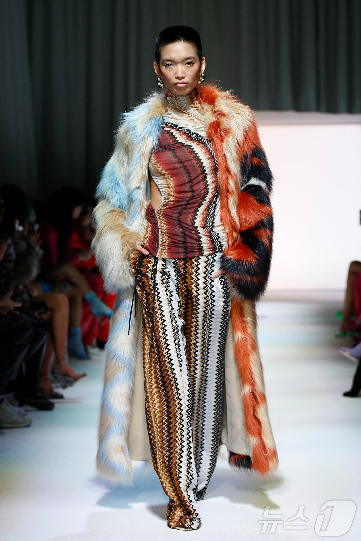 본문 이미지 - 이탈리아 밀라노에서 열린 패션위크에서 모델이 미쏘니 2023~2024 FW 시즌 의상을 입고 무대 위를 걷고 있다. 2023.02.25/ ⓒ 로이터=뉴스1 ⓒ News1 권진영 기자