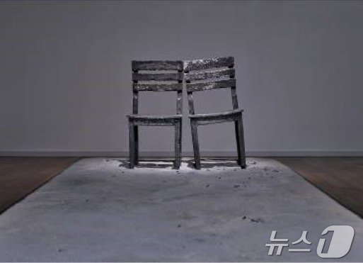 본문 이미지 - 김승영 작 &#39;두 개의 의자&#39;, 사진 김용관. 김종영미술관 제공.