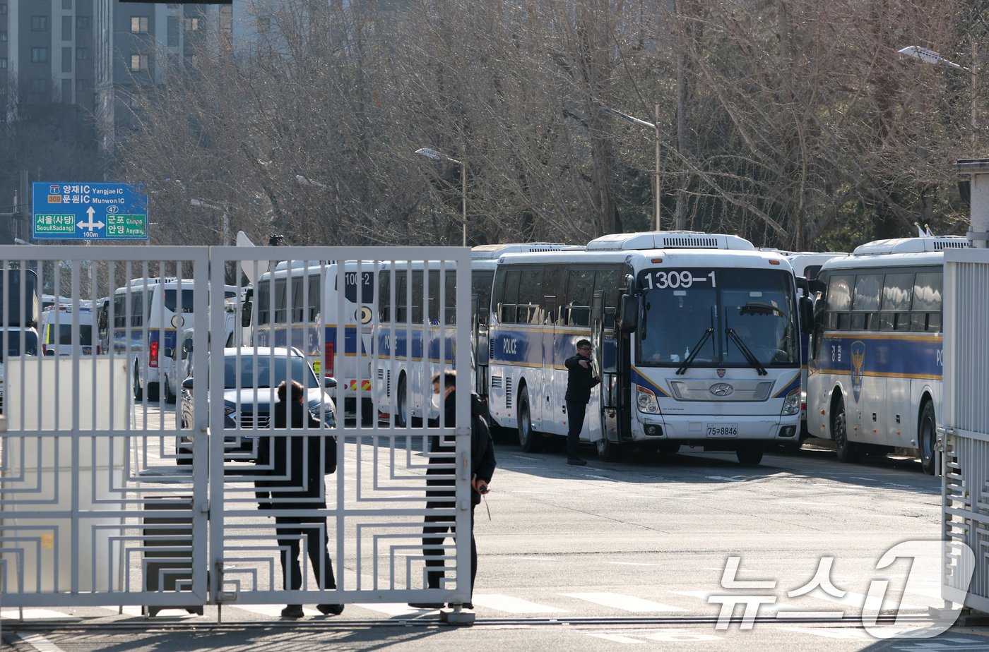 고위공직자범죄수사처&#40;공수처&#41;가 3일 오전 윤석열 대통령의 체포영장 집행을 위해 관저로 진입한 가운데 사진은 이날 오전 경기 과천시 정부과천청사 주위에 경찰병력이 배치돼 있다. 2025.1.3/뉴스1 ⓒ News1 김영운 기자