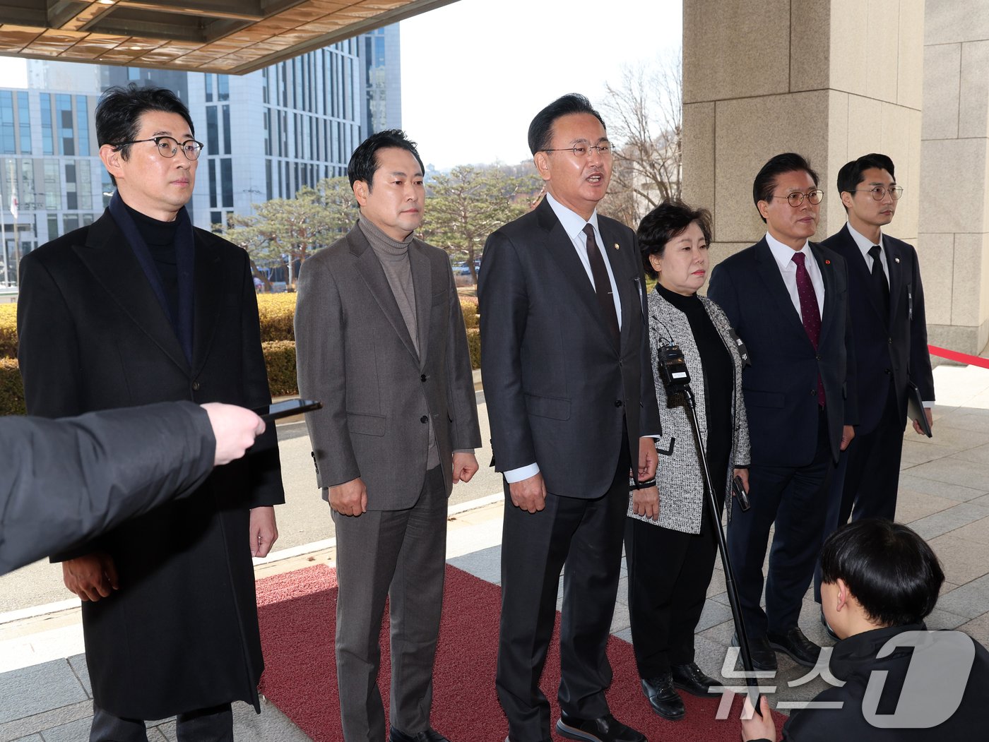 유상범 국민의힘 법제사법위원회 간사를 비롯한 위원들이 3일 오전 서울 서초구 대법원을 항의 방문 전 입장을 밝히고 있다. 이날 여당 법사위는 항의방문을 통해 법원의 윤석열 대통령에 대한 체포·수색 영장 발부를 규탄했다 2025.1.3/뉴스1 ⓒ News1 황기선 기자