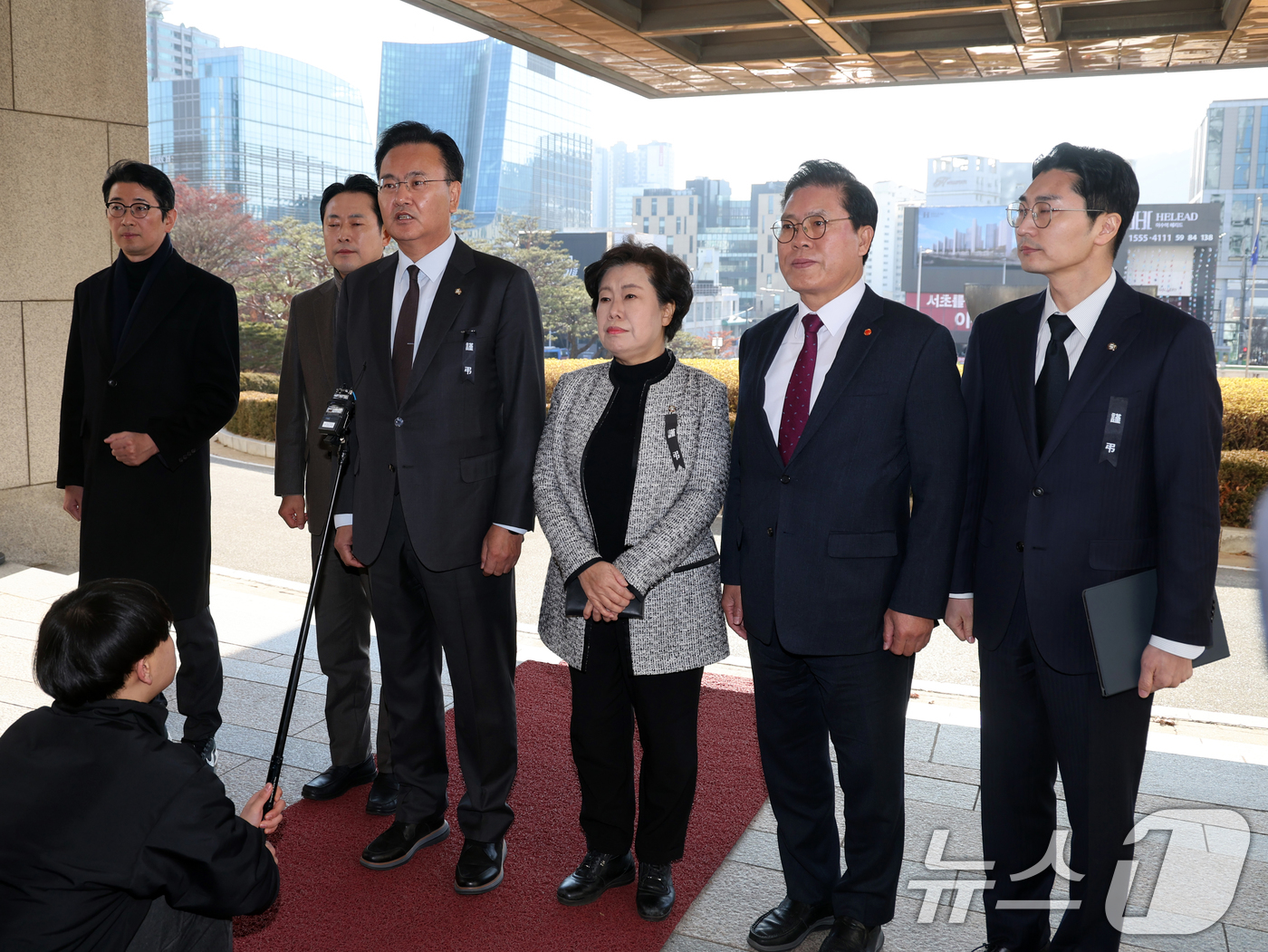 (서울=뉴스1) 황기선 기자 = 유상범 국민의힘 법제사법위원회 간사를 비롯한 위원들이 3일 오전 서울 서초구 대법원을 항의 방문 전 입장을 밝히고 있다.이날 여당 법사위는 항의방문 …