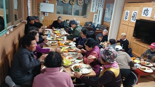 '겨울철 저녁식사는 함께'…해 일찍 지는 산골마을의 한 끼 나눔