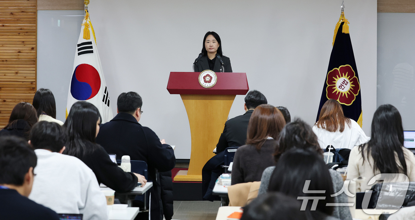 (서울=뉴스1) 임세영 기자 = 천재현 헌법재판소 공보관이 3일 오전 서울 종로구 헌법재판소 별관 컨퍼런스룸에서 정례 브리핑을 하고 있다. 2025.1.3/뉴스1