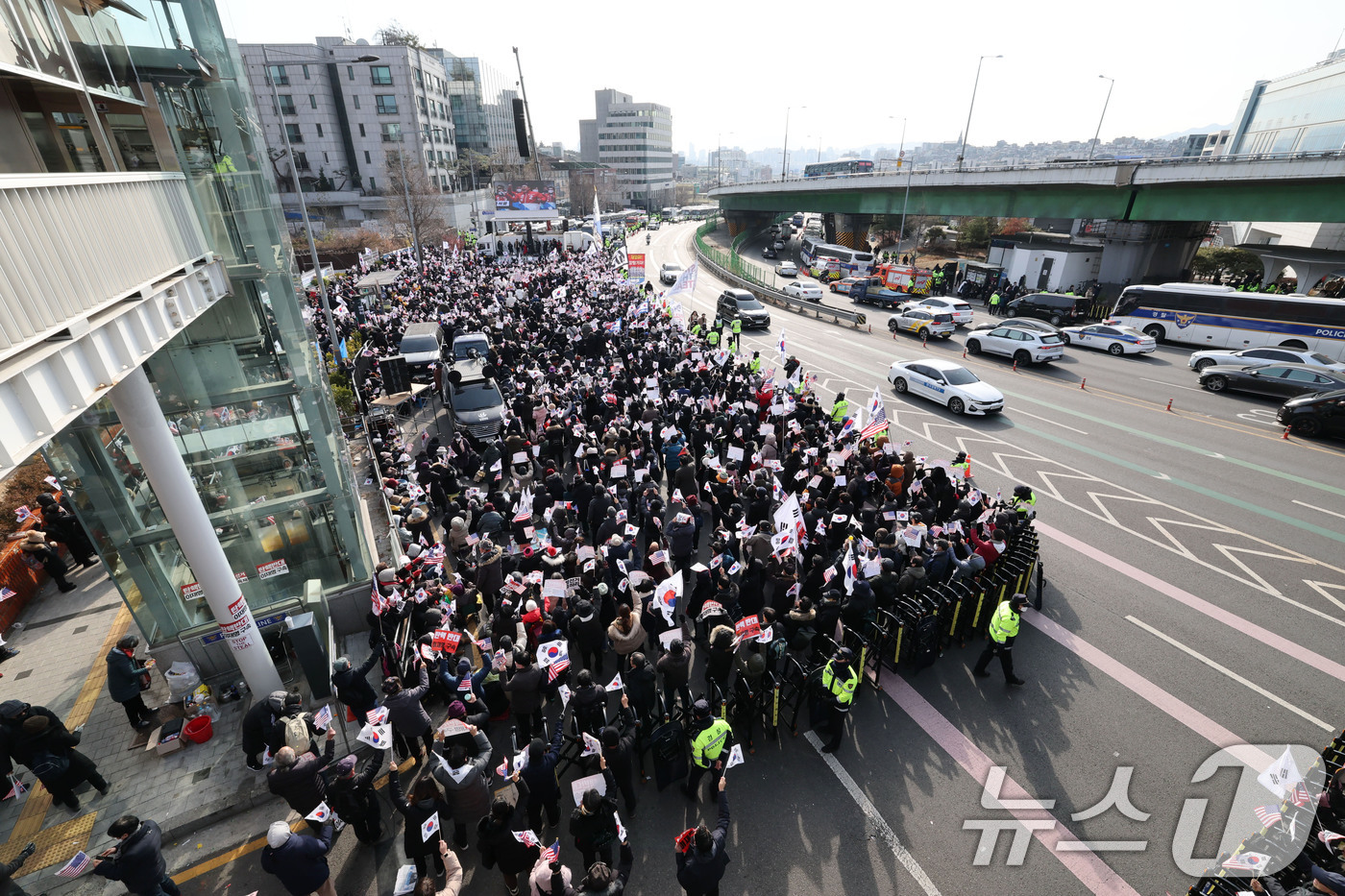 (서울=뉴스1) 박세연 기자 = 공수처가 윤석열 대통령에 대한 체포영장 집행에 나선 3일 서울 용산구 한남동 대통령 관저 주변에 보수단체 회원과 윤석열 대통령 지지자들이 집결해 있 …