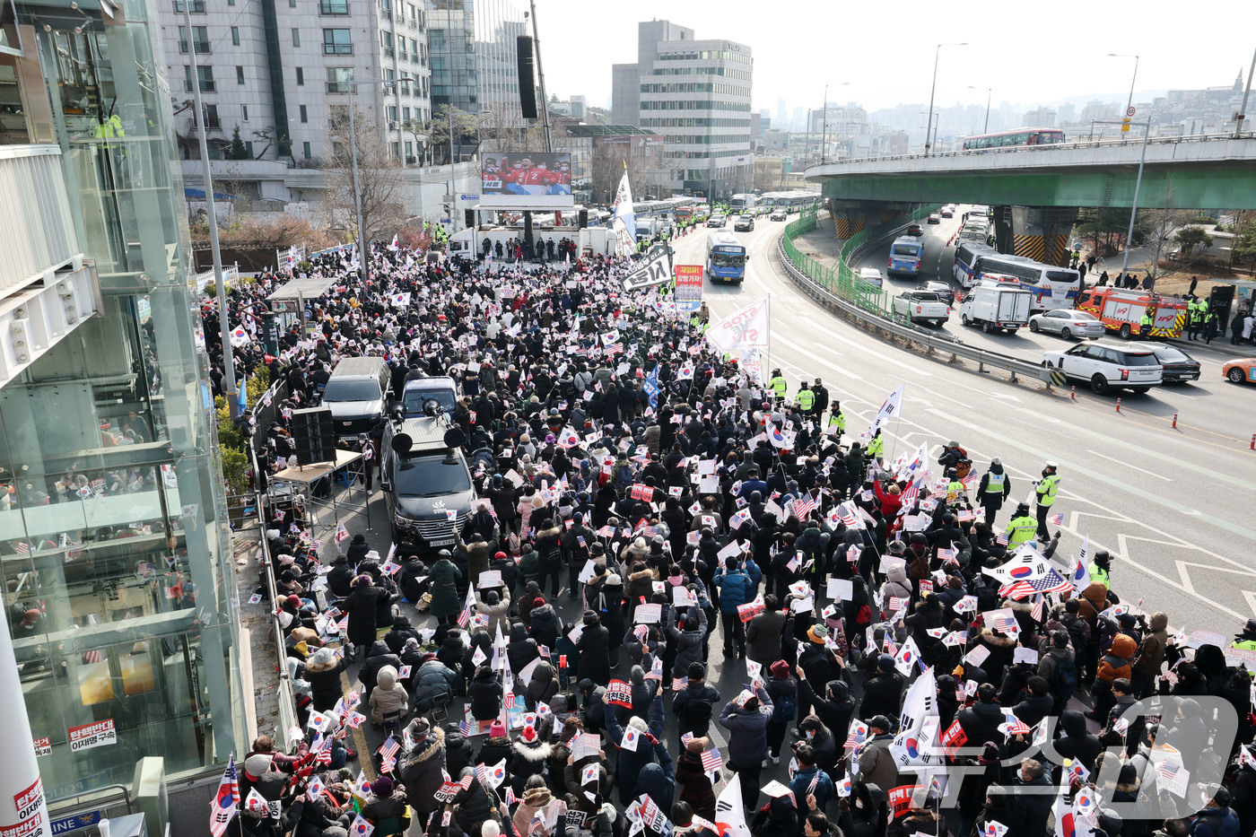 (서울=뉴스1) 박세연 기자 = 공수처가 윤석열 대통령에 대한 체포영장 집행에 나선 3일 서울 용산구 한남동 대통령 관저 주변에 보수단체 회원과 윤석열 대통령 지지자들이 집결해 있 …