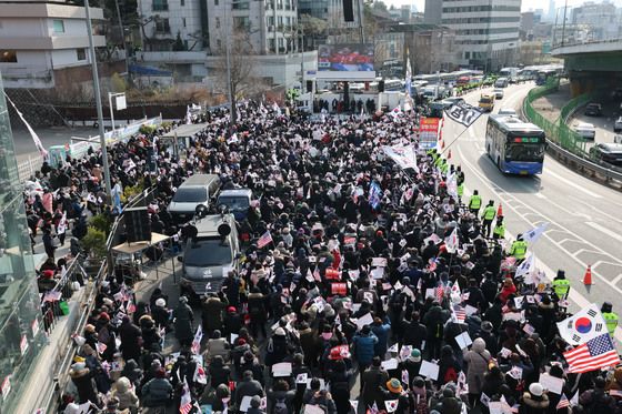 尹 체포영장 집행…여 "중단하라" 야 "오라 받으라" 용산 '침묵'