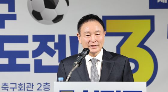 취재진 질문에 답하는 허정무 축구협회장 후보