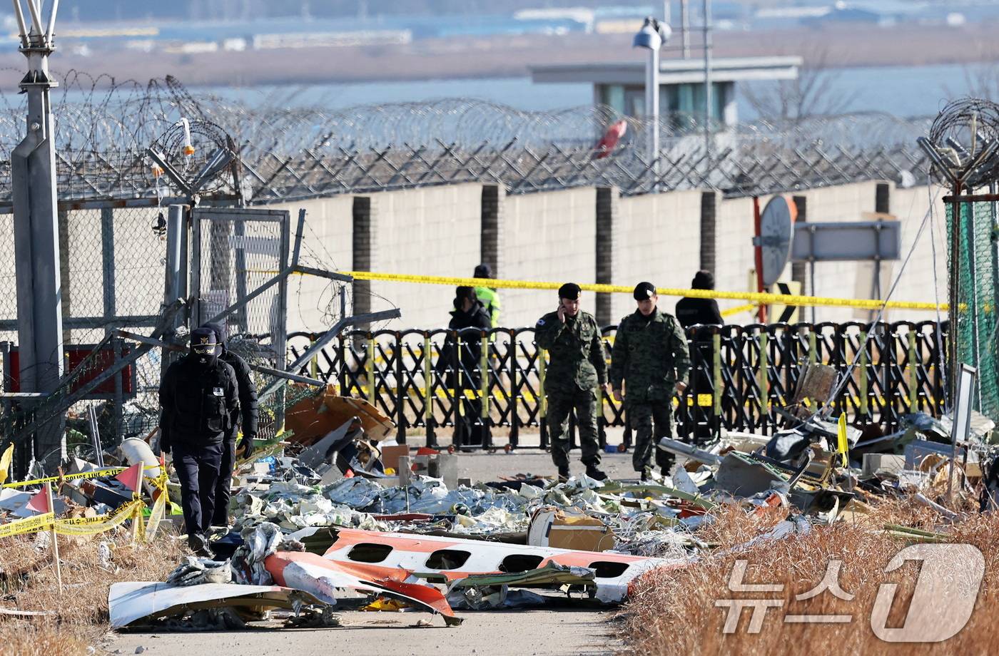 (무안=뉴스1) 오대일 기자 = 제주항공 여객기 참사 엿새째인 3일 오전 전남 무안국제공항 참사 현장 인근에 여객기 잔해가 널브러져 있다. 2025.1.3/뉴스1