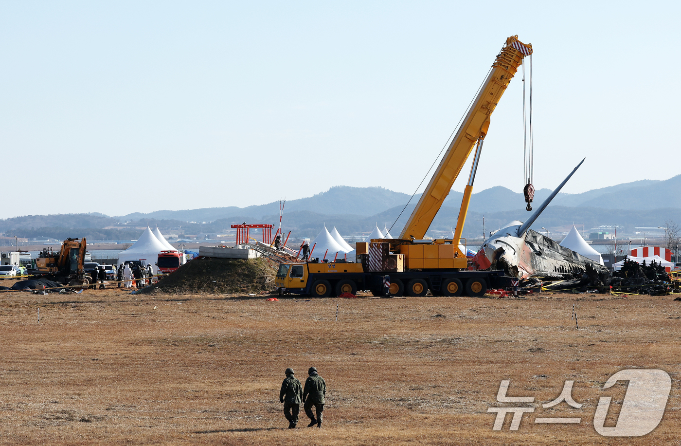 (무안=뉴스1) 오대일 기자 = 제주항공 여객기 참사 엿새째인 3일 오전 전남 무안국제공항 참사 현장에서 항공·철도사고 조사위원회(ARAIB) 관계자들이 로컬라이저(방위각시설) 둔 …