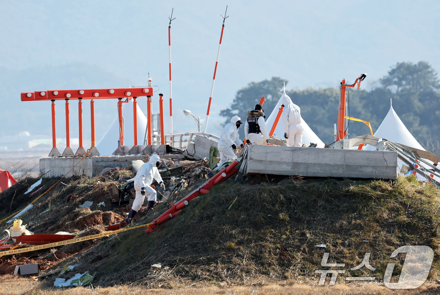 (무안=뉴스1) 오대일 기자 = 제주항공 여객기 참사 엿새째인 3일 오전 전남 무안국제공항 참사 현장에서 항공·철도사고 조사위원회(ARAIB) 관계자들이 로컬라이저(방위각시설) 둔 …