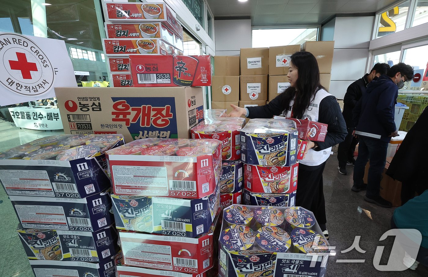 본문 이미지 - 제주항공 여객기 참사 엿새째인 3일 전남 무안군 무안국제공항에 마련된 대한적십자사 자원봉서센터에서 자원봉사자들이 구호물품을 정리하고 있다. 2025.1.3/뉴스1 ⓒ News1 김진환 기자