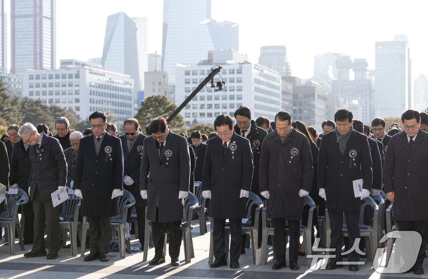 본문 이미지 - 최상목 대통령 권한대행 부총리 겸 기획재정부 장관과 우원식 국회의장, 이재명 더불어민주당 대표, 권영세 국민의힘 비상대책위원장을 비롯한 참석자들이 3일 오전 서울 여의도 국회에서 열린 고 김수한 전 국회의장 영결식에서 묵념을 하고 있다. 2025.1.3/뉴스1 ⓒ News1 이재명 기자