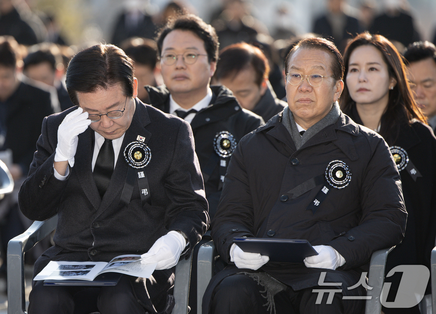 (서울=뉴스1) 이재명 기자 = 이재명 더불어민주당 대표가 3일 오전 서울 여의도 국회에서 열린 고 김수한 전 국회의장 영결식에서 안경을 고쳐쓰고 있다.오른쪽은 권영세 국민의힘 비 …