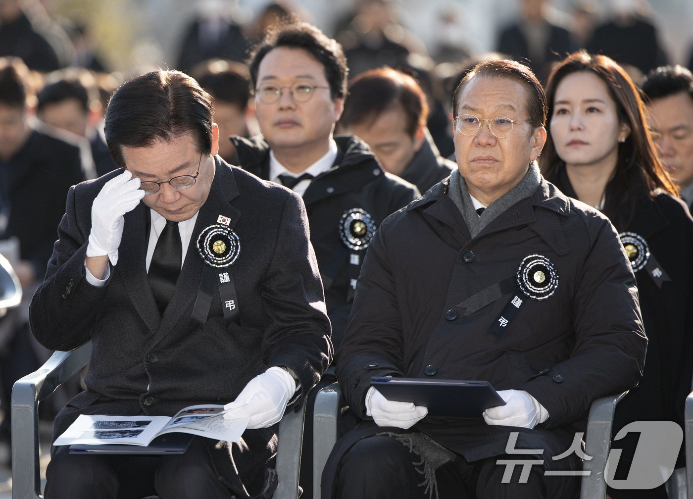 이재명 더불어민주당 대표가 3일 오전 서울 여의도 국회에서 열린 고 김수한 전 국회의장 영결식에서 안경을 고쳐쓰고 있다. 오른쪽은 권영세 국민의힘 비상대책위원장. 2025.1.3/뉴스1 ⓒ News1 이재명 기자