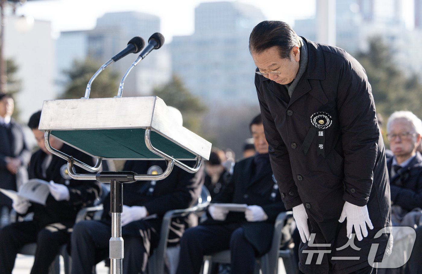 본문 이미지 - 권영세 국민의힘 비상대책위원장이 3일 오전 서울 여의도 국회에서 열린 고 김수한 전 국회의장 영결식에서 조사를 하기에 앞서 고인을 향해 인사하고 있다. 2025.1.3/뉴스1 ⓒ News1 이재명 기자