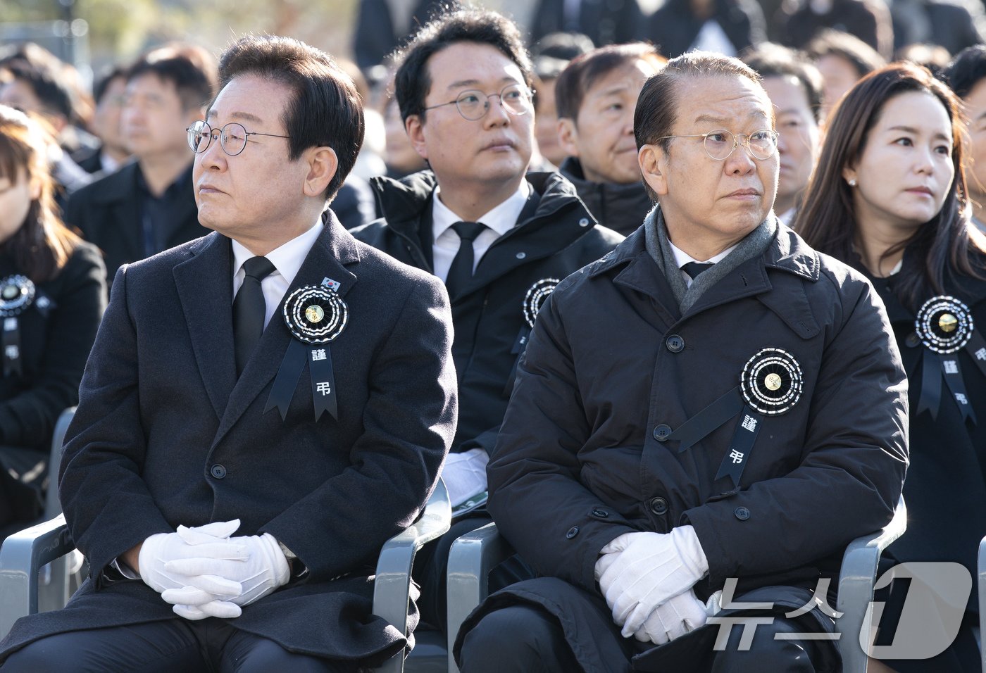 이재명 더불어민주당 대표&#40;왼쪽&#41;와 권영세 국민의힘 원내대표가 3일 오전 서울 여의도 국회에서 열린 고 김수한 전 국회의장 영결식에 참석해 있다. 2025.1.3/뉴스1 ⓒ News1 이재명 기자