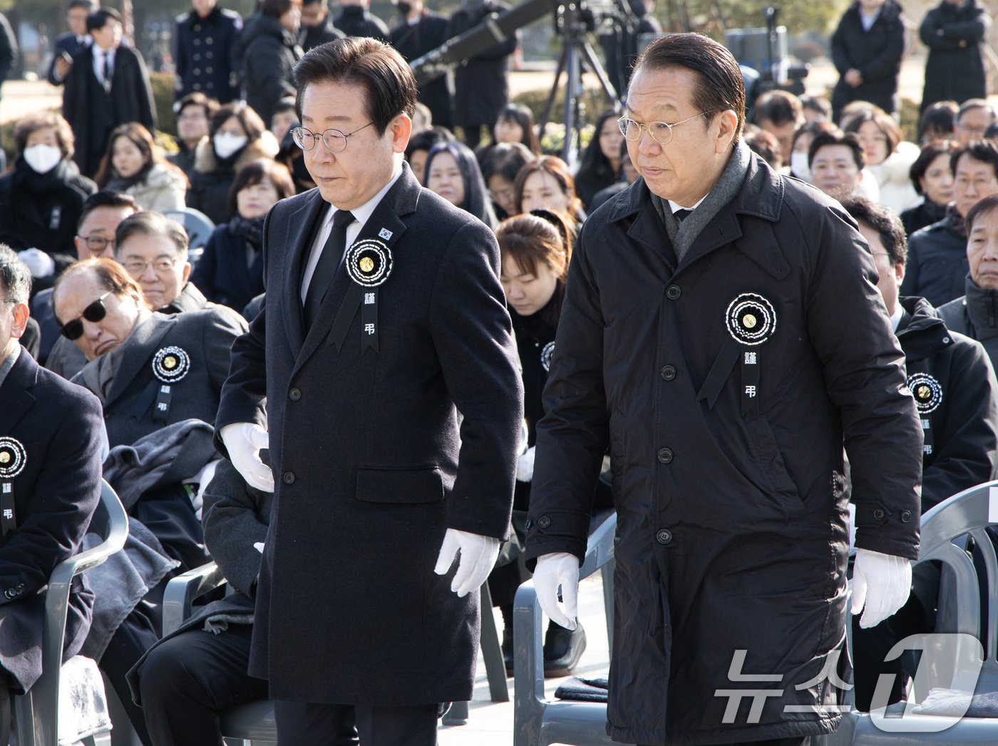 본문 이미지 - 이재명 더불어민주당 대표(왼쪽)와 권영세 국민의힘 비상대책위원장이 3일 오전 서울 여의도 국회에서 열린 고 김수한 전 국회의장 영결식에서 헌화를 하기 위해 발걸음을 옮기고 있다. 2025.1.3/뉴스1 ⓒ News1 이재명 기자