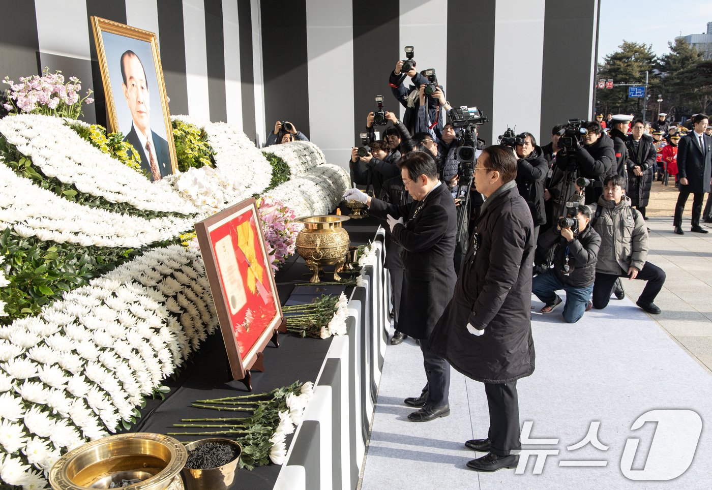 이재명 더불어민주당 대표&#40;왼쪽&#41;와 권영세 국민의힘 비상대책위원장이 3일 오전 서울 여의도 국회에서 열린 고 김수한 전 국회의장 영결식에서 분향을 하고 있다. 2025.1.3/뉴스1 ⓒ News1 이재명 기자