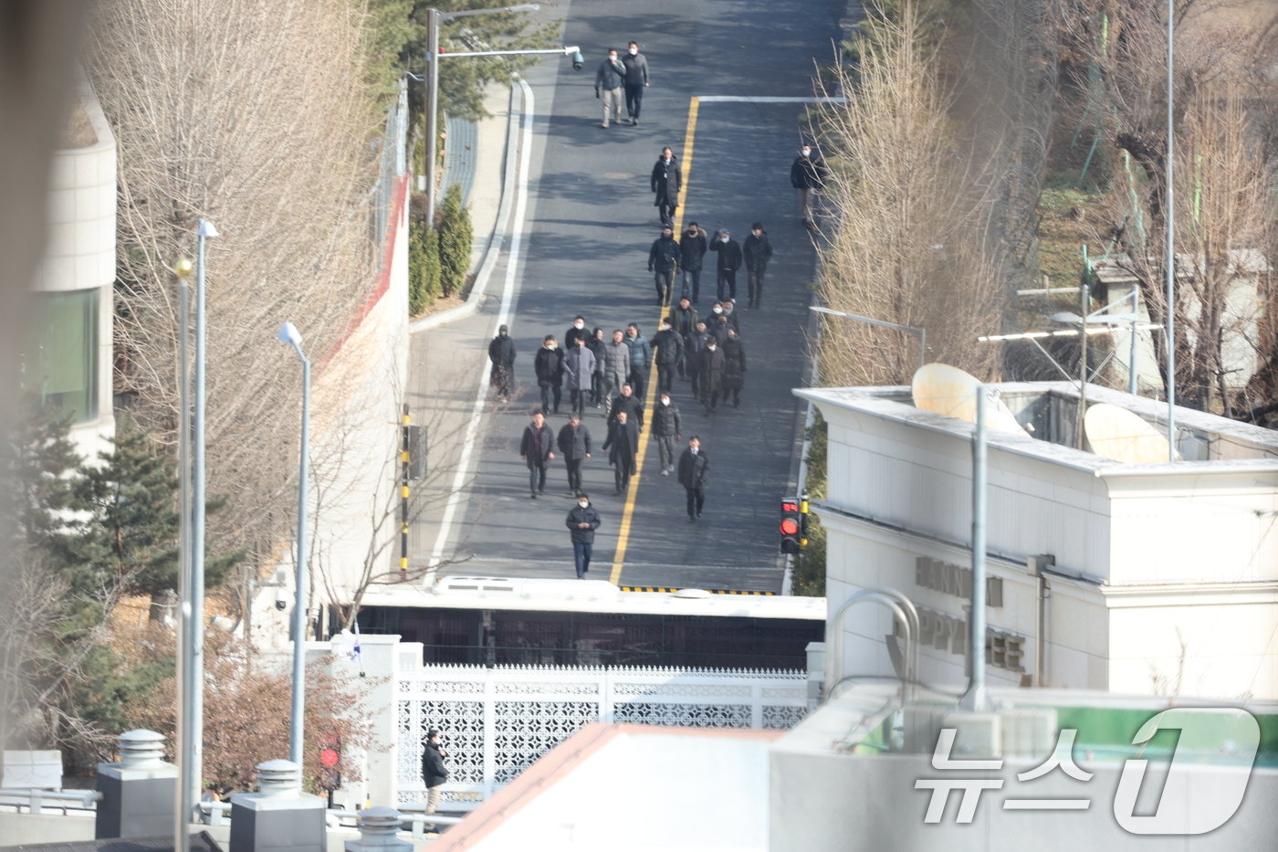 윤석열 대통령에 대한 체포 영장을 집행하던 고위공직자범죄수사처가 3일 서울 용산구 한남동 대통령 관저 경내에서 안전상 이유로 집행을 중지하고 돌아서고 있다. 2025.1.3/뉴스1 ⓒ News1 신웅수 기자