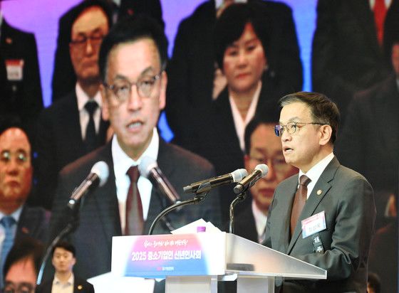 崔 대행 "경제 살아야 대한민국 산다…정부·국회·기업 협력해야"