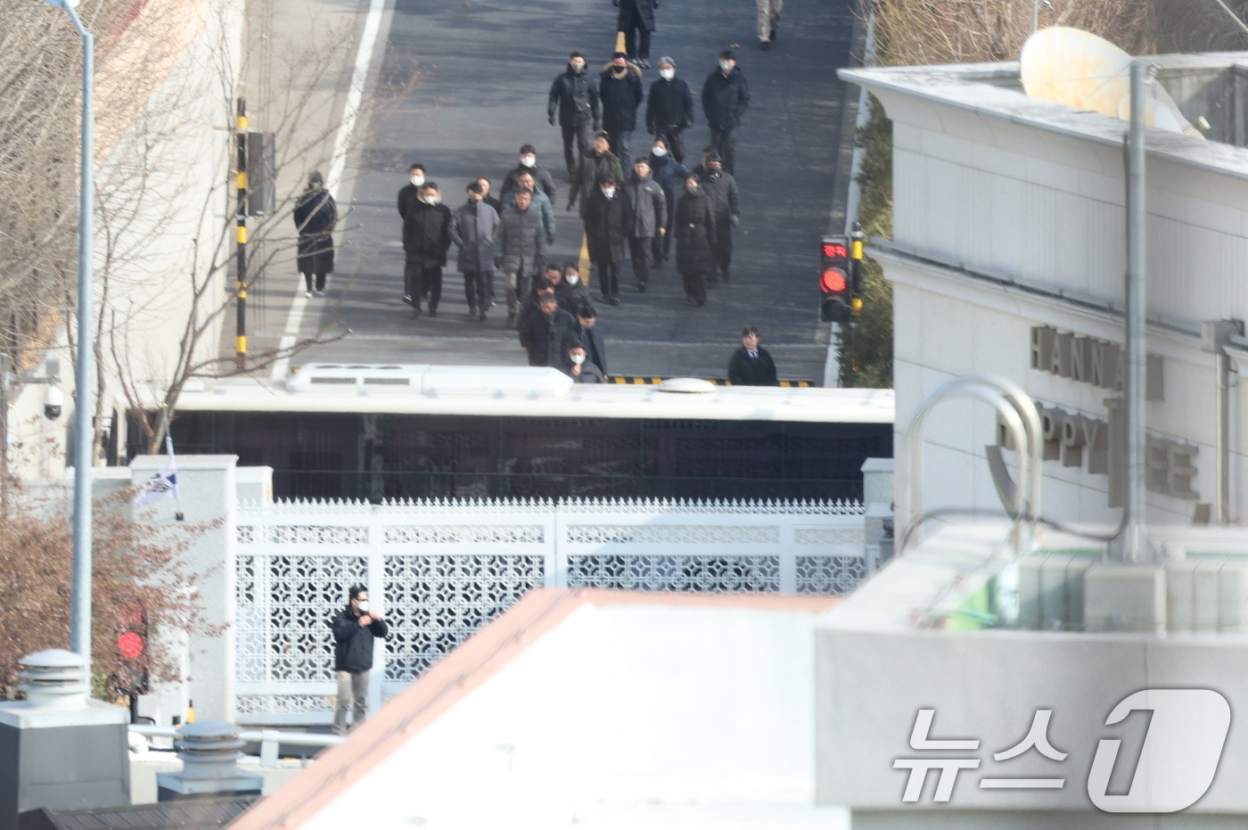 고위공직자범죄수사처&#40;공수처&#41; 수사관들이 윤석열 대통령 체포영장 집행에 나선 3일 오후 서울 용산구 한남동 대통령 관저에서 철수하고 있다. 2025.1.3/뉴스1 ⓒ News1 신웅수 기자