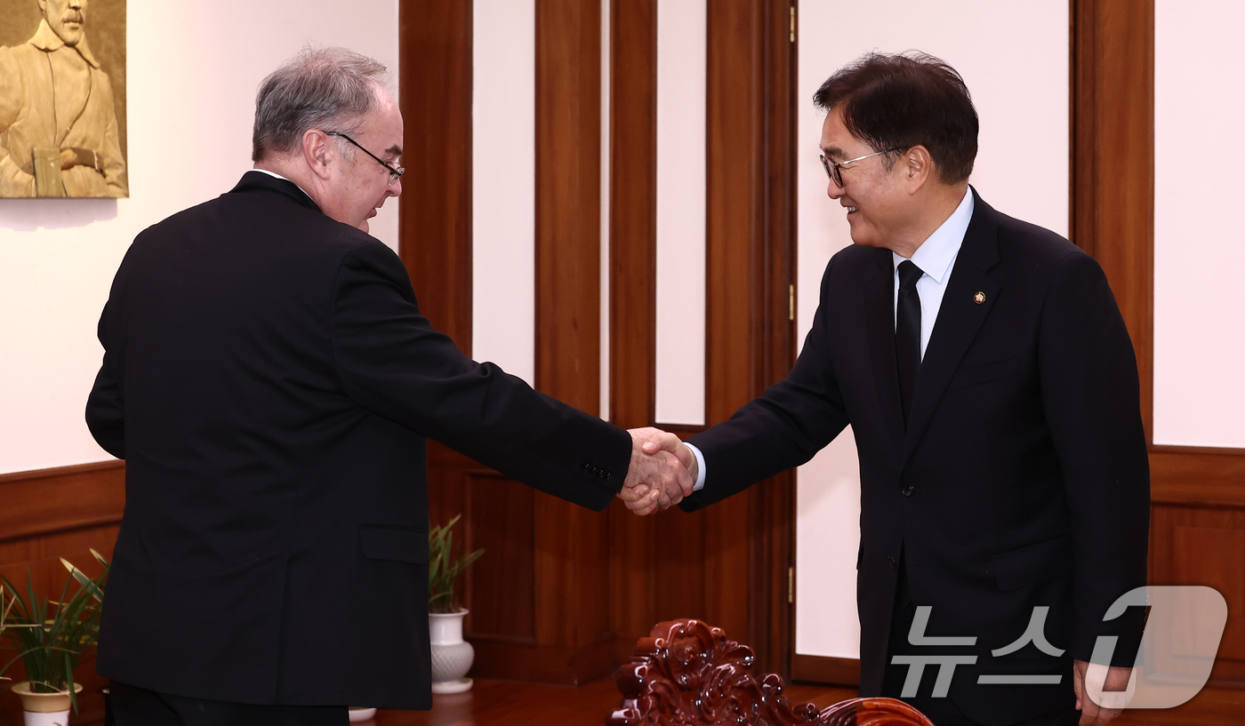 (서울=뉴스1) 김민지 기자 = 우원식 국회의장이 3일 오후 서울 여의도 국회에서 제프리 로빈슨 주한호주대사를 접견, 인사하고 있다. 2025.1.3/뉴스1