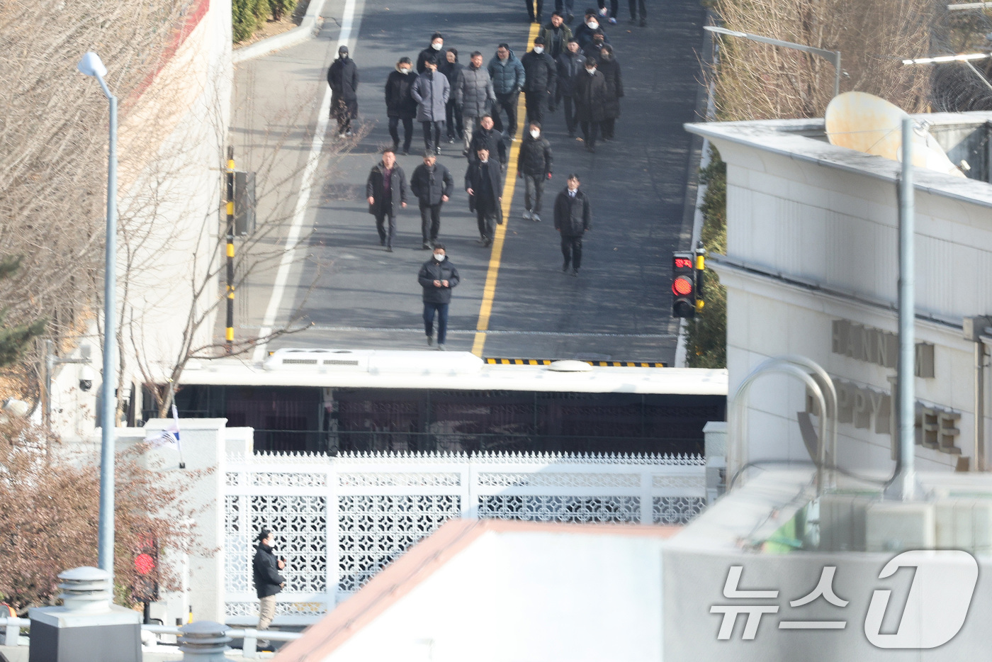 (서울=뉴스1) 신웅수 기자 = 고위공직자범죄수사처(공수처) 수사관들이 윤석열 대통령 체포영장 집행에 나선 3일 오후 서울 용산구 한남동 대통령 관저에서 철수하고 있다. 2025. …