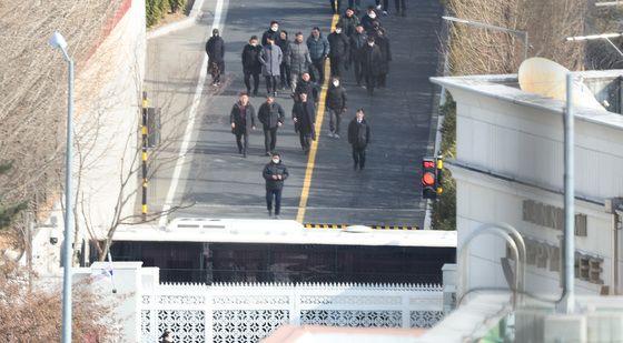 관저 안전 우려로 철수하는 공수처