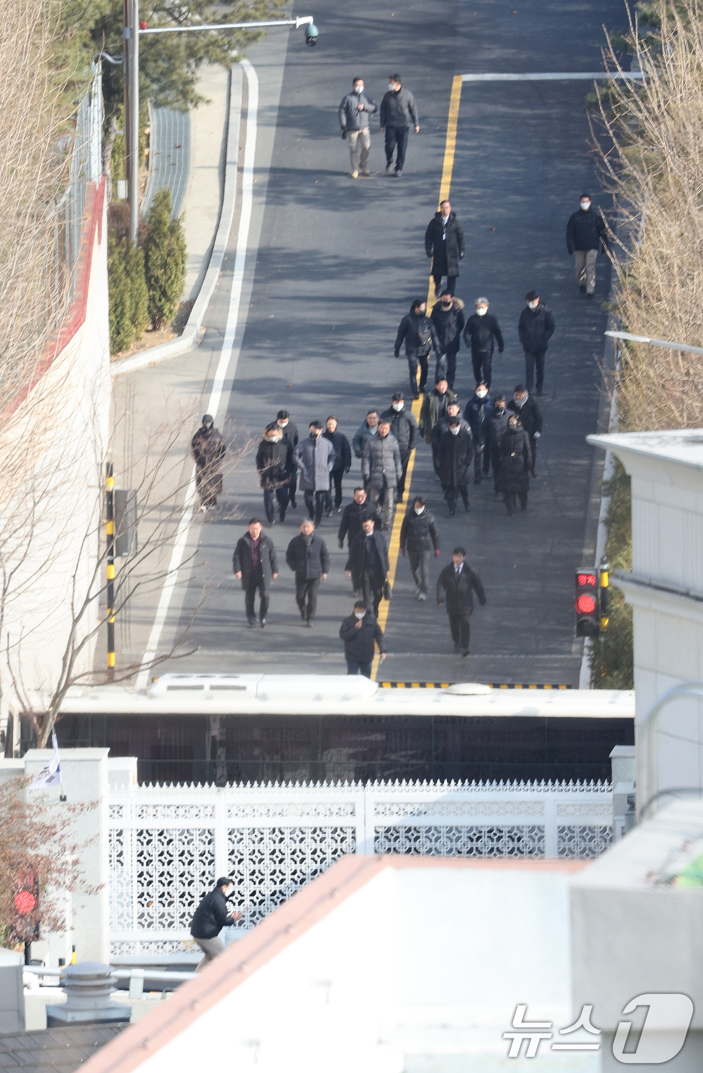 (서울=뉴스1) 신웅수 기자 = 고위공직자범죄수사처(공수처) 수사관들이 윤석열 대통령 체포영장 집행에 나선 3일 오후 서울 용산구 한남동 대통령 관저에서 철수하고 있다. 2025. …