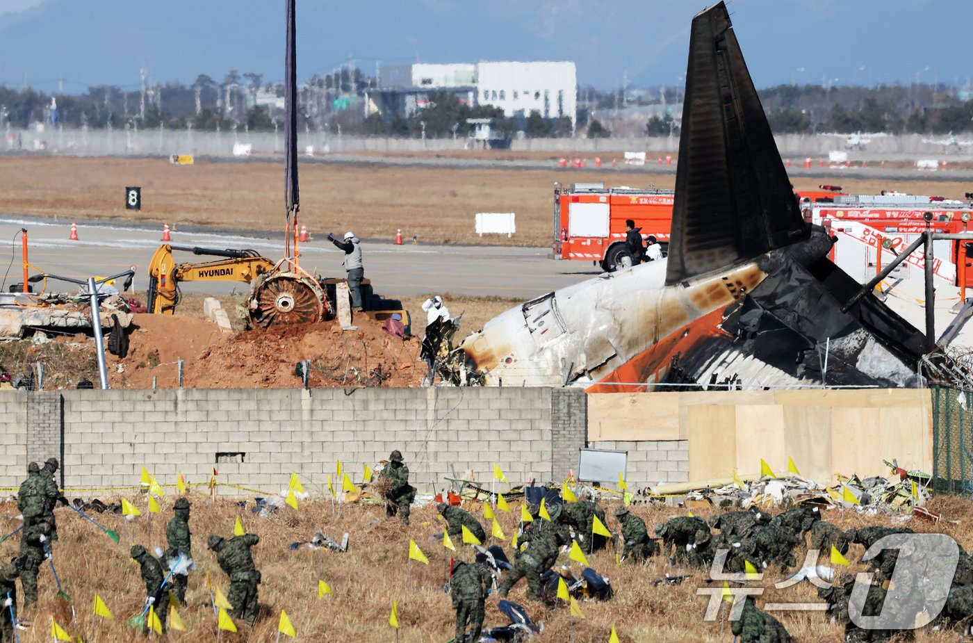 제주항공 여객기 참사 엿새째인 3일 오후 전남 무안국제공항 참사 현장에서 로컬라이저&#40;방위각시설&#41; 둔덕에 파묻힌 사고 기체 엔진이 인양되고 있다. 2025.1.3/뉴스1 ⓒ News1 오대일 기자