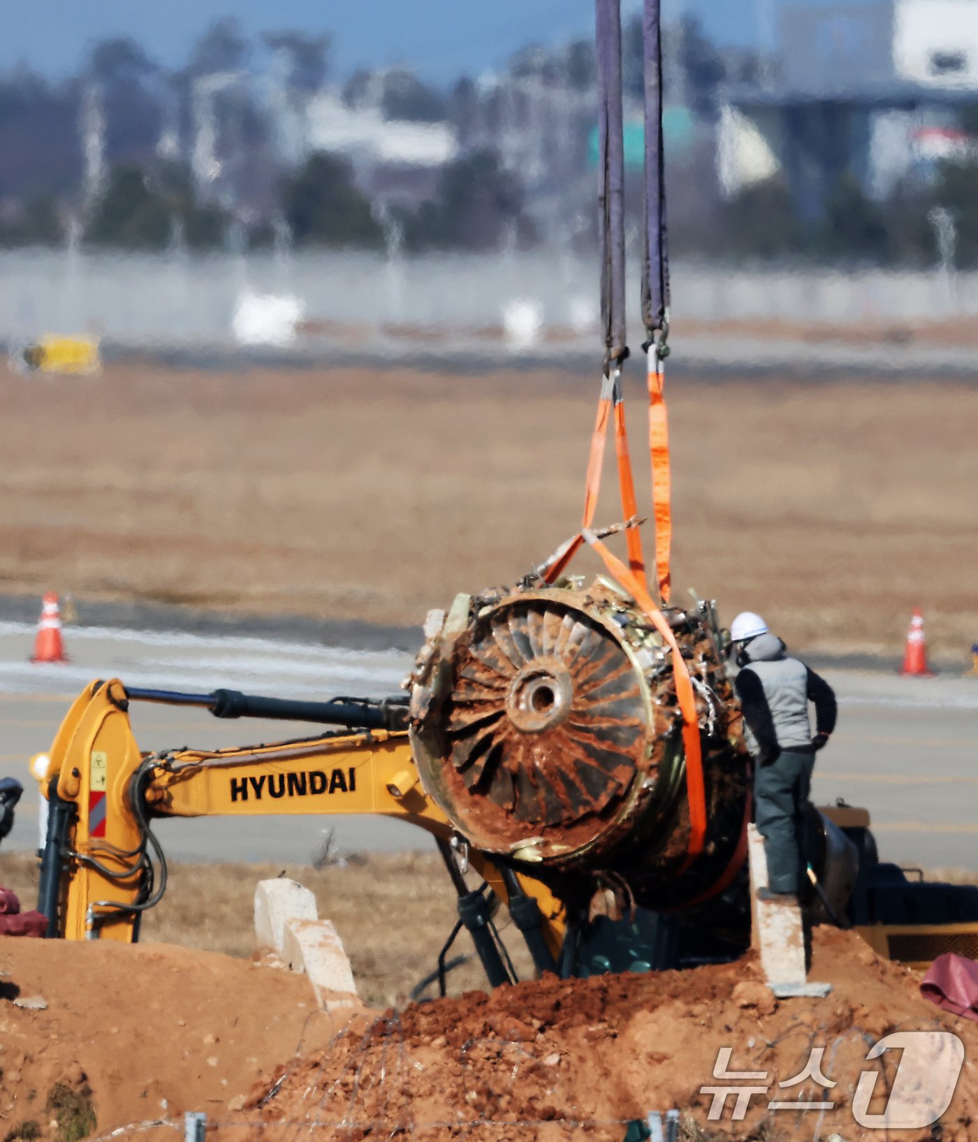 본문 이미지 - 제주항공 여객기 참사 엿새째인 3일 오후 전남 무안국제공항 참사 현장에서 로컬라이저&#40;방위각시설&#41; 둔덕에 파묻힌 사고 기체 엔진이 인양되고 있다. 2025.1.3/뉴스1 ⓒ News1 오대일 기자