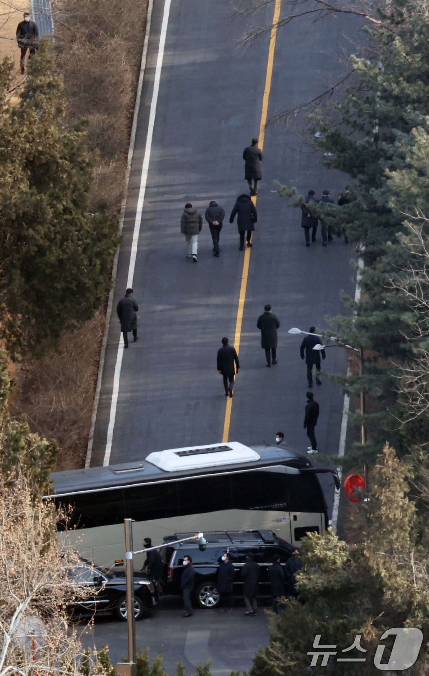 (서울=뉴스1) 송원영 기자 = 고위공직자범죄수사처가 윤석열 대통령의 체포영장 집행에 나선 3일 서울 용산구 한남동 대통령 관저로 관계자들이 올라가고 있다. 2025.1.3/뉴스1 …