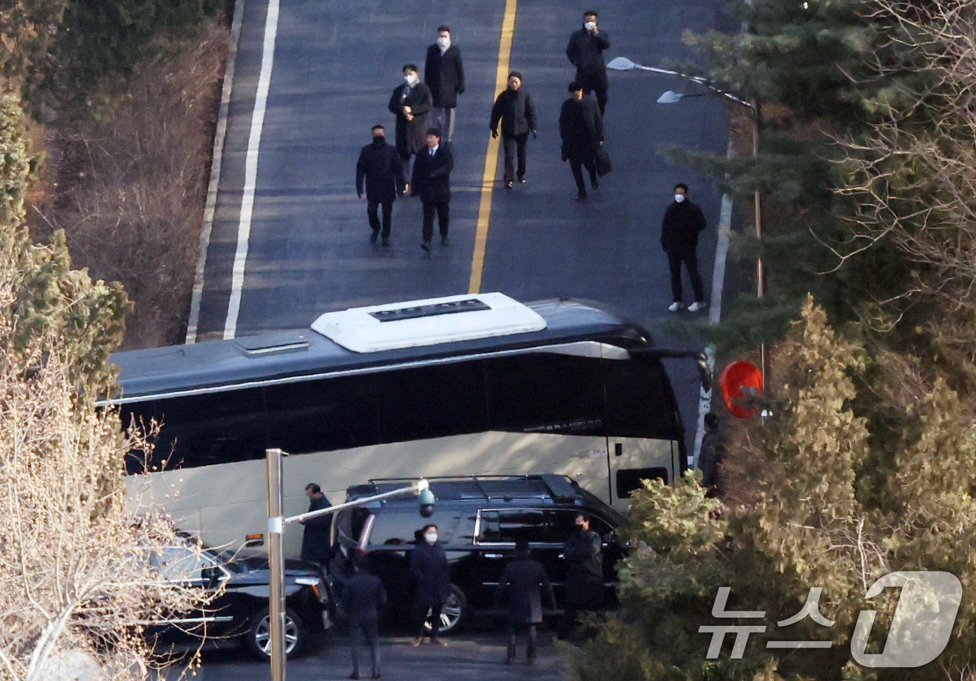 (서울=뉴스1) 송원영 기자 = 고위공직자범죄수사처가 윤석열 대통령의 체포영장 집행에 나선 3일 서울 용산구 한남동 대통령 관저 경내에서 관계자들이 내려오고 있다. 2025.1.3 …