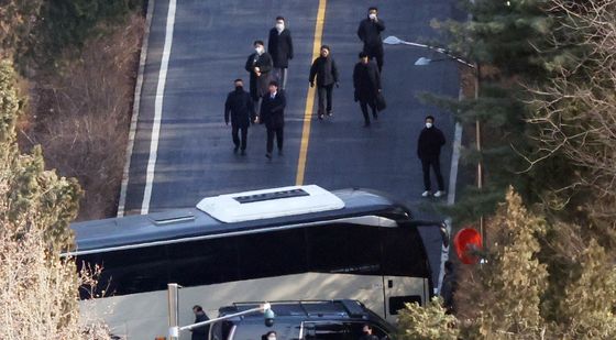 공수처 체포영장, 분주한 대통령 관저