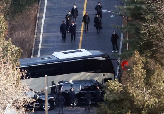 '尹 체포' 온몸으로 막은 경호처…'사병 논란'에 존폐 위기