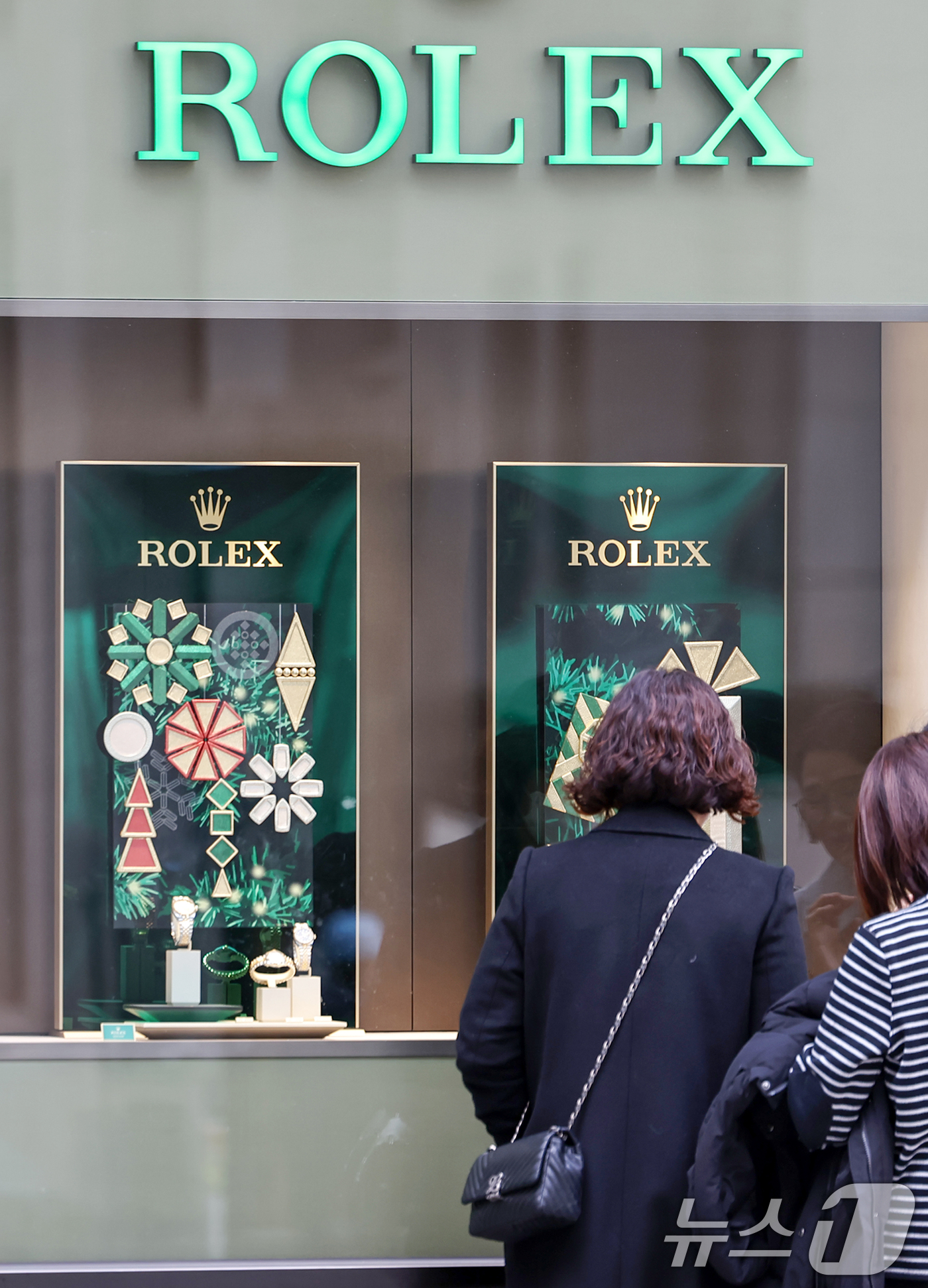 (서울=뉴스1) 민경석 기자 = 지난해 두 차례나 가격 인상에 나섰던 스위스 명품 시계 브랜드 롤렉스가 새해부터 가격인상에 나섰다.롤렉스는 지난 1일 인기 모델인 데이트저스트 오이 …