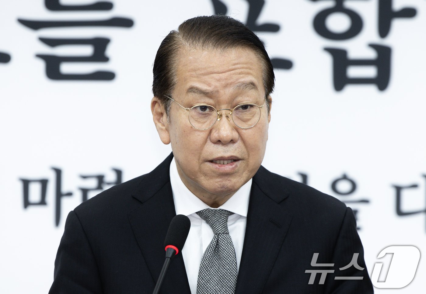 본문 이미지 - 권영세 국민의힘 비상대책위원장이 3일 오후 서울 여의도 국회에서 기자회견을 열고 공조수사본부의 윤석열 대통령이 체포 영장 집행과 관련 "이번 사태는 한마디로 공수처와 정치판사의 부당거래＂라고 비판하고 있다. 2025.1.3/뉴스1 ⓒ News1 이재명 기자