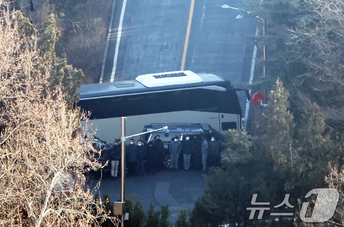 (서울=뉴스1) 송원영 기자 = 고위공직자범죄수사처가 윤석열 대통령의 체포영장 집행에 나선 3일 서울 용산구 한남동 대통령 관저 앞 도로가 차량과 관계자들로 막혀있다. 2025.1 …