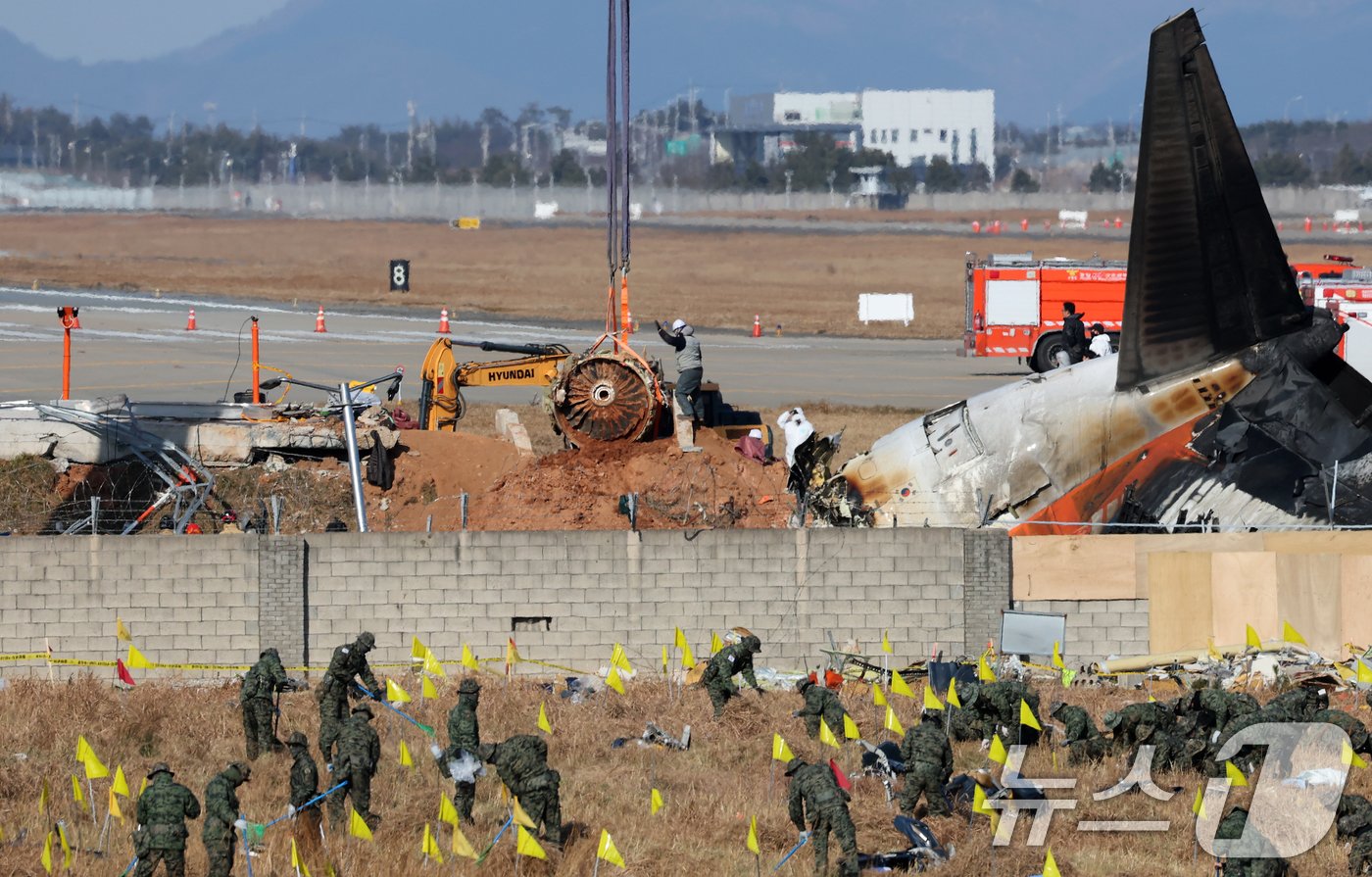 본문 이미지 - 제주항공 여객기 참사 엿새째인 3일 오후 전남 무안국제공항 참사 현장에서 로컬라이저&#40;방위각시설&#41; 둔덕에 파묻힌 제주항공 7C2216편의 엔진이 크레인으로 인양되고 있다. 2025.1.3/뉴스1 ⓒ News1 오대일 기자