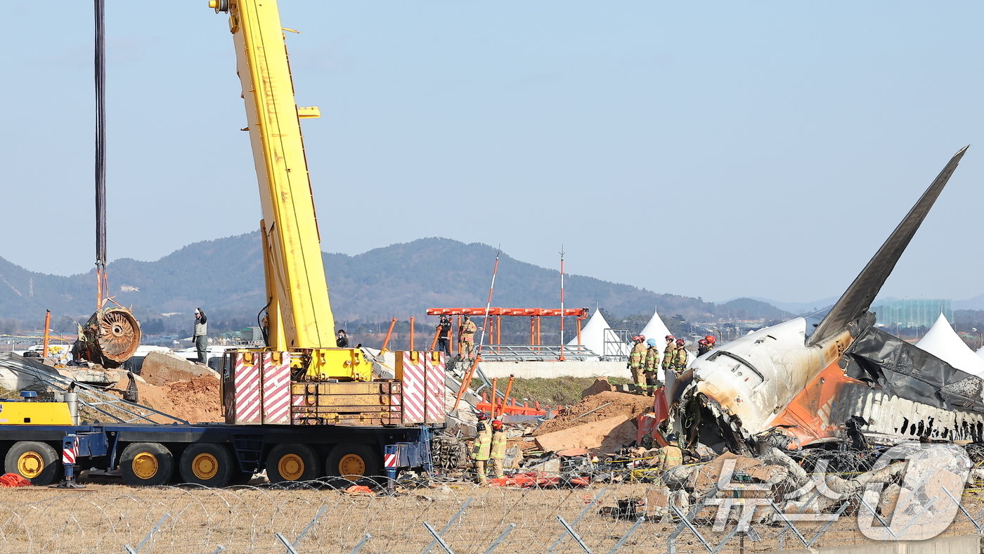 제주항공 여객기 참사 엿새째인 3일 오후 전남 무안국제공항 참사 현장에서 로컬라이저&#40;방위각시설&#41; 둔덕에 파묻힌 제주항공 7C2216편의 엔진이 크레인으로 인양되고 있다. 2025.1.3/뉴스1 ⓒ News1 김진환 기자