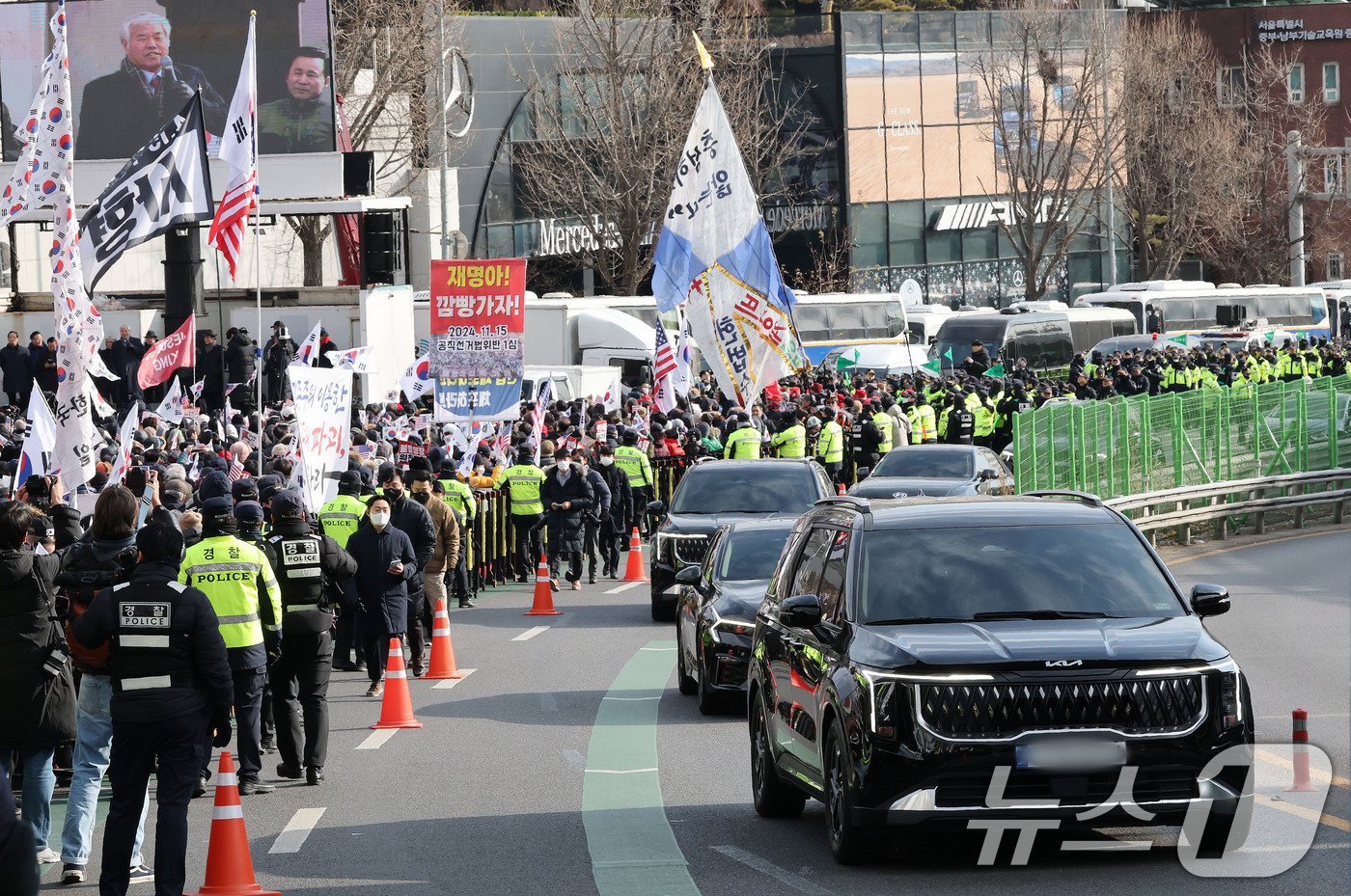 공수처가 윤석열 대통령에 대한 체포영장 집행을 경호처의 저지에 중지한 3일 공수처 수사 관계자를 태운 차량이 관저를 나서 지지자들 옆을 지나고 있다. 2025.1.3/뉴스1 ⓒ News1 박세연 기자