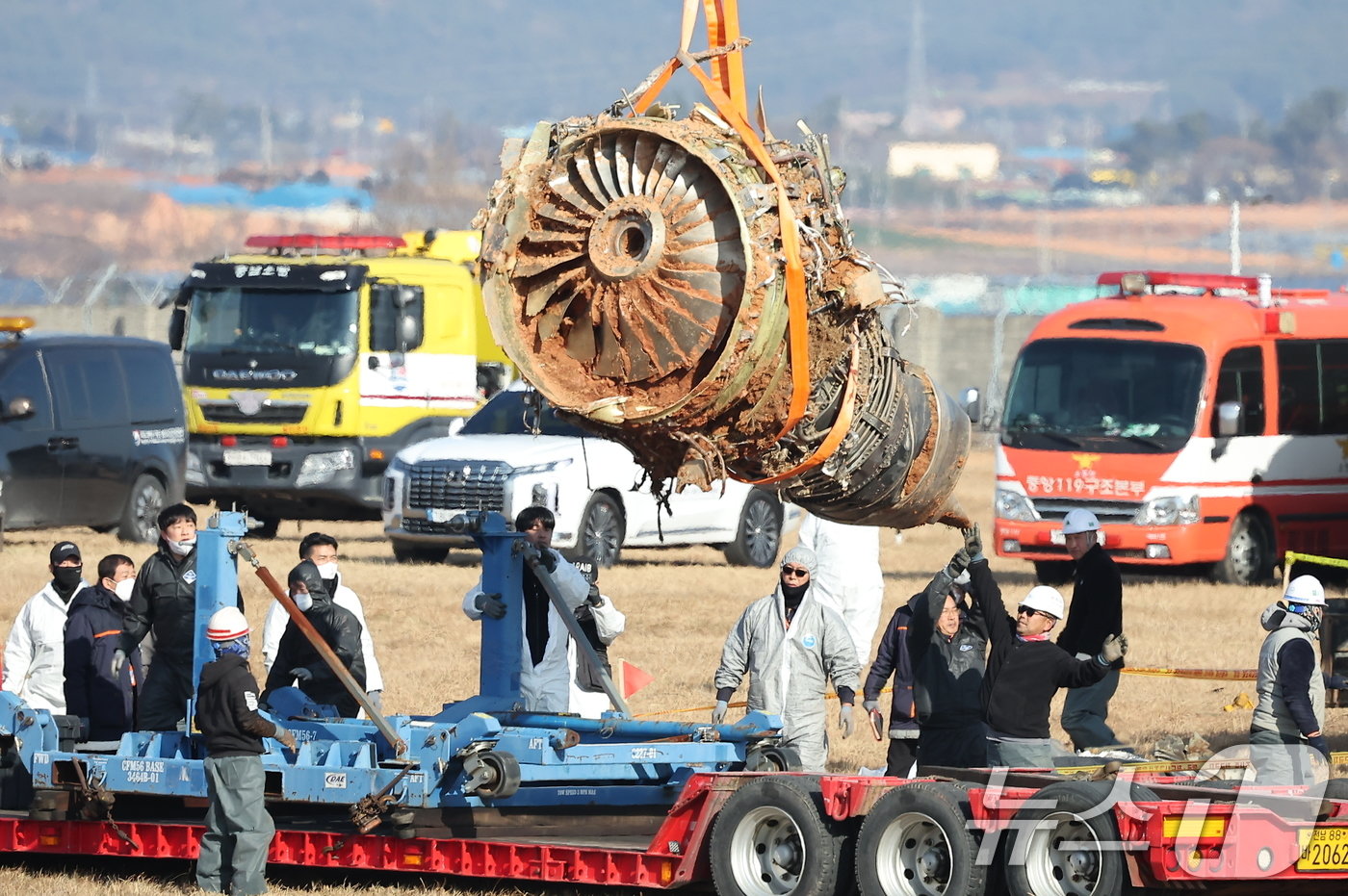 본문 이미지 - 제주항공 여객기 참사 엿새째인 3일 오후 전남 무안국제공항 참사 현장에서 로컬라이저&#40;방위각시설&#41; 둔덕에 파묻힌 제주항공 7C2216편의 엔진이 크레인으로 옮겨지고 있다. 2025.1.3/뉴스1 ⓒ News1 김진환 기자